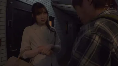 Cô hàng xóm tốt bụng mời vào nhà vì mất chìa khóa