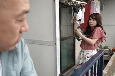 Gã cạnh bên nhà chuyên soi mói và cặp cô vợ ông chồng thường xuyên rên la quá to