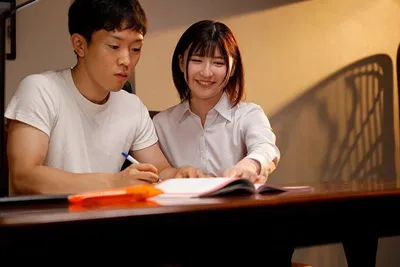Nữ gia sư bị gài bẫy biến thành nhóc con tình dục cho gia đình biến thái