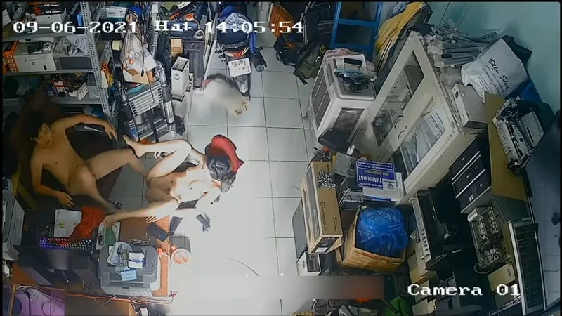 Cô vợ người chồng nện nhau trong của hàng máy tính